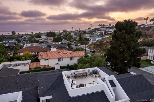 1041 Van Nuys St, San Diego CA: https://media.crmls.org/mediaz/2381308a-58e9-4ba3-afe9-0693ce732bc5.jpg