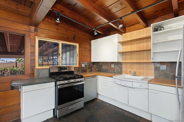 415 W Nutmeg St, San Diego CA: https://media.crmls.org/mediaz/23816e93-10f7-48ed-b710-c62af2f1054a.jpg