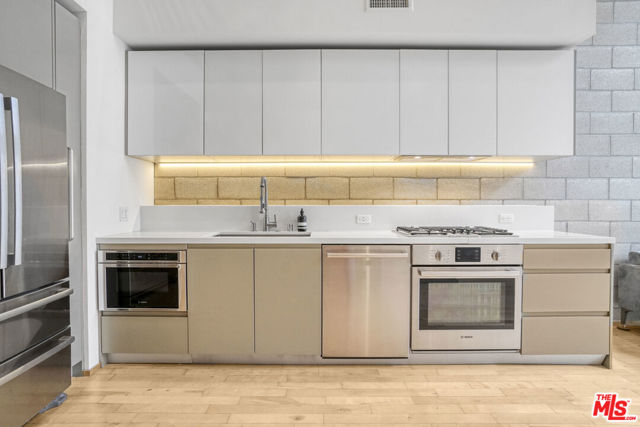 3450 Cahuenga Boulevard, Los Angeles CA: https://media.crmls.org/mediaz/2381c658-43a9-4359-abb6-5eea4709610b.jpg