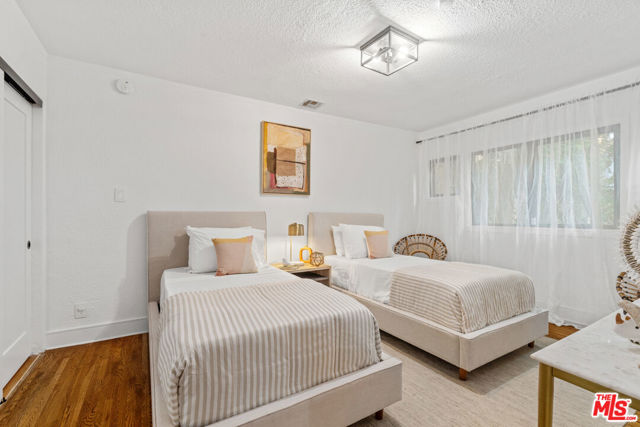 722 N La Jolla Avenue, Los Angeles CA: https://media.crmls.org/mediaz/2381d244-2a30-431c-97dc-dd581b2c824b.jpg