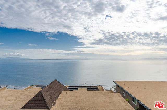 18065 Coastline Drive, Malibu CA: https://media.crmls.org/mediaz/23824403-20fe-47e5-9bda-75196aad87c0.jpg