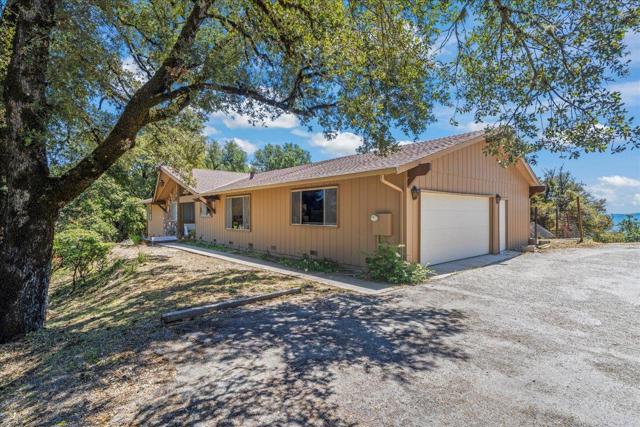 18584 Favre Ridge Road, Los Gatos CA: https://media.crmls.org/mediaz/23825f80-ee2b-4be0-bcf9-c07394ab8692.jpg