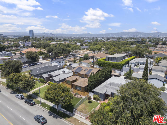 5183 Obama Boulevard, Los Angeles CA: https://media.crmls.org/mediaz/238334d8-8086-4fef-8d35-17f402db2f36.jpg
