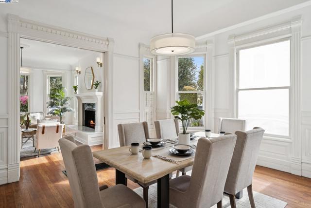 2120 Encinal Ave, Alameda CA: https://media.crmls.org/mediaz/2383afb6-31a4-404e-9327-fea739ca9150.jpg