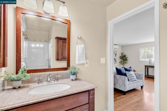 240 CASTLE GLEN ROAD, Walnut Creek CA: https://media.crmls.org/mediaz/238493b8-4054-437e-a752-bb74e60204b0.jpg