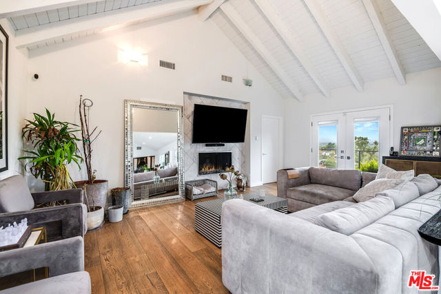 3701 Multiview Drive, Los Angeles CA: https://media.crmls.org/mediaz/2384fad1-8ea5-4ffa-84cb-5c0604d286db.jpg