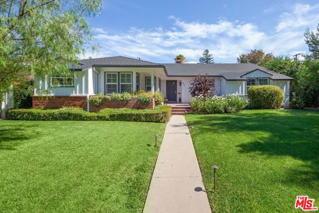 4922 Hayvenhurst Avenue, Encino CA: https://media.crmls.org/mediaz/2386d557-ba47-44f6-bd33-2a9170245ec6.jpg
