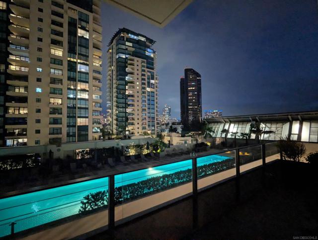 550 Front St, San Diego CA: https://media.crmls.org/mediaz/2387b5cb-4dd1-4941-8feb-185f2abceb9f.jpg