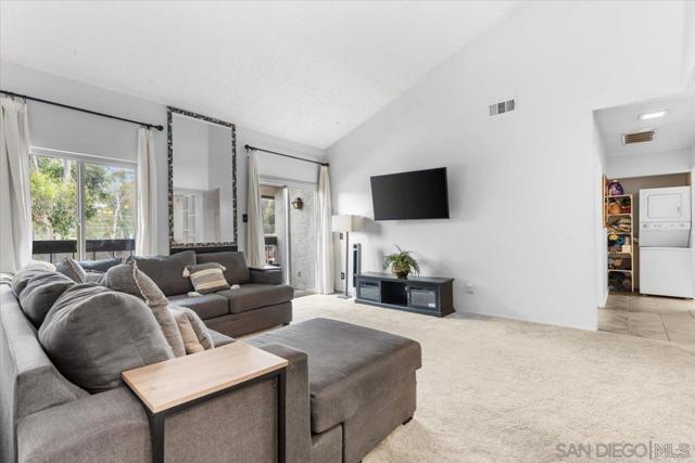 10250 Caminito Cuervo, San Diego CA: https://media.crmls.org/mediaz/23893d43-0252-4ee8-9592-6d90175d46fe.jpg