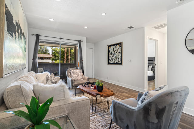 575 N Villa Court, Palm Springs CA: https://media.crmls.org/mediaz/238952de-5624-4eda-ac2e-4e12e5491bbb.jpg