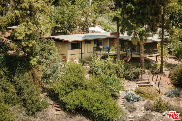 2 Seahurst Road, Rolling Hills Estates CA: https://media.crmls.org/mediaz/238a29d1-99b8-478b-b5b8-7b33ad81ff01.jpg