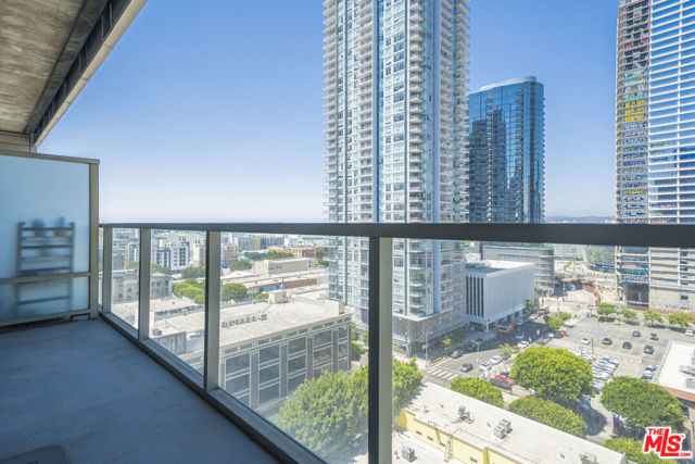 1155 S Grand Avenue, Los Angeles CA: https://media.crmls.org/mediaz/238a54aa-9475-46bf-9635-fd5ce5f93feb.jpg