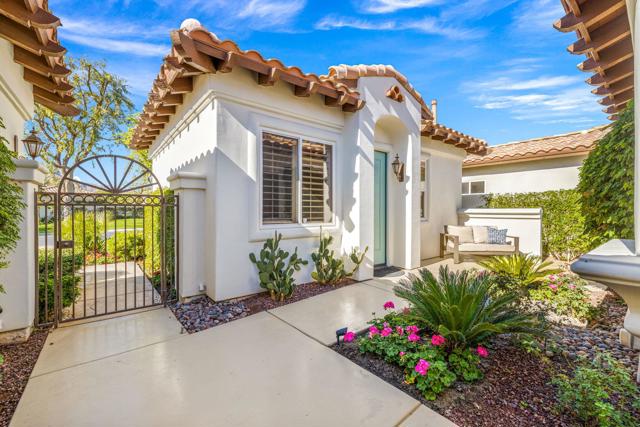 49606 Montana Way, La Quinta CA: https://media.crmls.org/mediaz/238bf344-af4a-49f7-b6cb-fb810f068c60.jpg