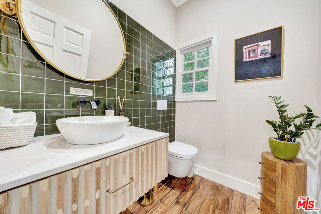 5111 Babcock Avenue, Valley Village CA: https://media.crmls.org/mediaz/238d5b1b-c9b5-4945-b0e2-0f6bf469442d.jpg