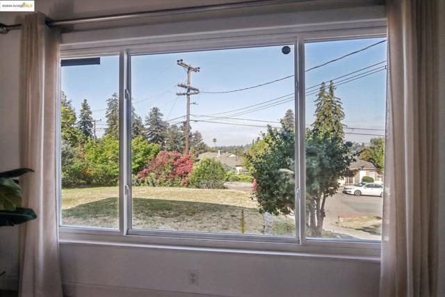 22882 Upland Way, Hayward CA: https://media.crmls.org/mediaz/238d84bd-e18a-4041-bf55-2f357bcbe99b.jpg