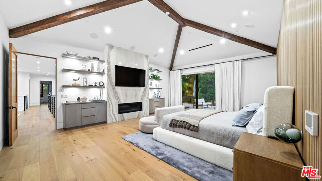 18762 Wells Drive, Tarzana CA: https://media.crmls.org/mediaz/238e4724-134f-44b2-9a20-f2f2e4b2fae3.jpg