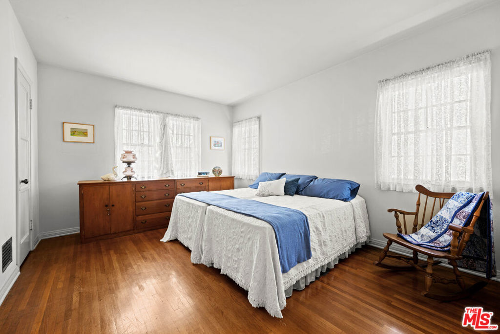 https://media.crmls.org/mediaz/238e64d8-9e27-4b0b-a64e-bed38d8afce5.jpg?preset=X-Large