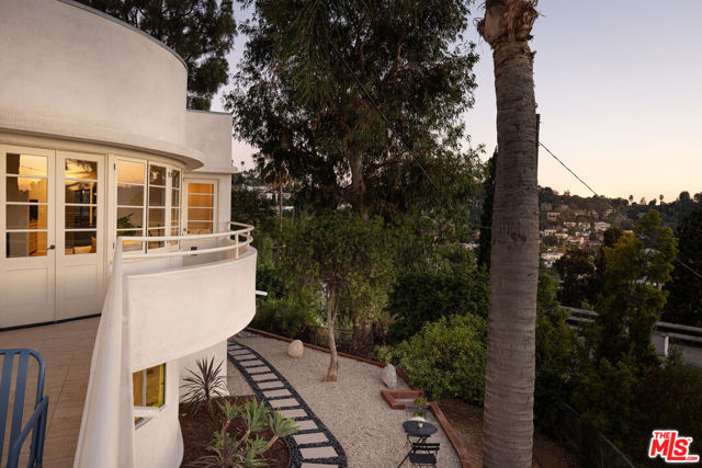 1333 E Palmer Avenue, Glendale CA: https://media.crmls.org/mediaz/238eda44-4b63-49a5-9fc2-bdde2e4ea15d.jpg
