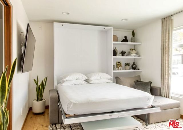 512 Brooks Avenue, Venice CA: https://media.crmls.org/mediaz/238f249a-8ac0-4e4d-818a-0d100fa5d4ec.jpg