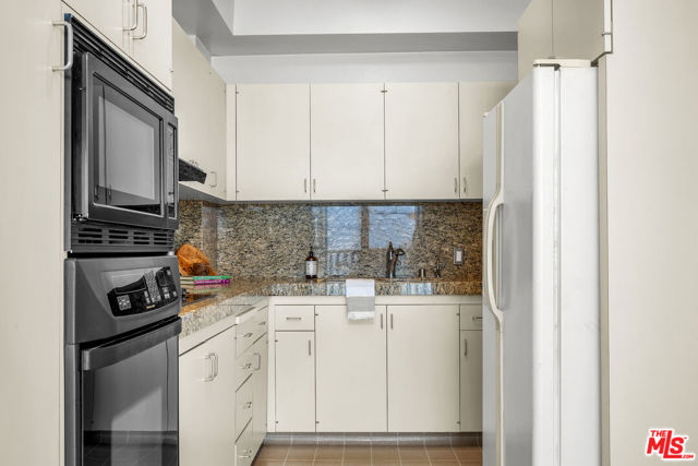 9255 Doheny Road, West Hollywood CA: https://media.crmls.org/mediaz/238f4115-cad7-4d28-818b-d3533741bde2.jpg