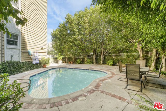 4401 Moorpark Way, Toluca Lake CA: https://media.crmls.org/mediaz/238febbd-76c2-47ec-b8fa-040b7a40b634.jpg