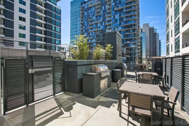 425 W Beech St, San Diego CA: https://media.crmls.org/mediaz/239047d1-e181-4aa0-9a26-3566545d995b.jpg