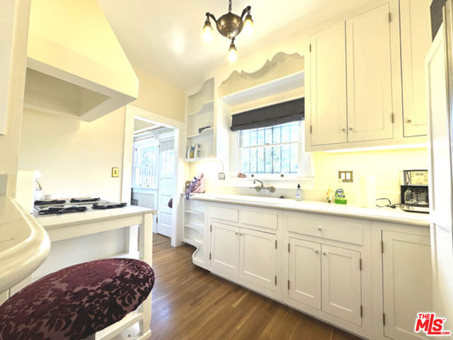334 Belmont Avenue, Los Angeles CA: https://media.crmls.org/mediaz/239095eb-d3b7-4ef3-bef7-8829d1c4b197.jpg