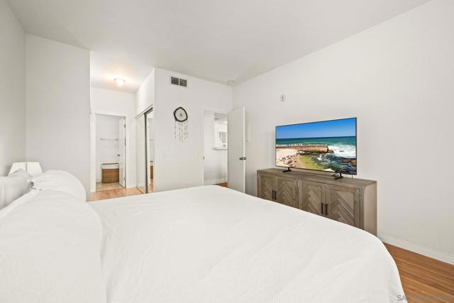 2150 Camino De La Reina, San Diego CA: https://media.crmls.org/mediaz/2390c0c3-d6a0-464b-b16f-2c4db03e1a90.jpg