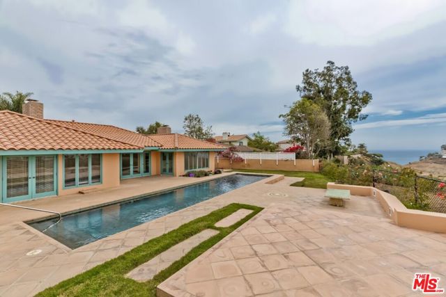 401 Alma Real Drive, Pacific Palisades CA: https://media.crmls.org/mediaz/239121c8-4bf2-4e3c-93f5-ddd942c2f9c7.jpg