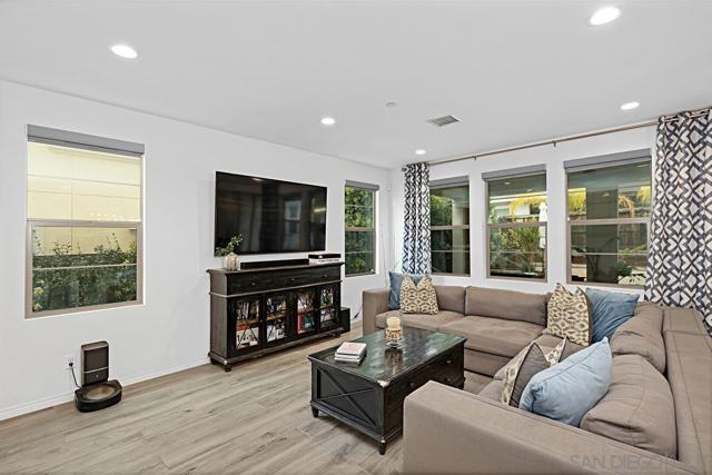 1091 Camino Cantera S, Chula Vista CA: https://media.crmls.org/mediaz/23912b88-bfb9-4e3d-bed5-c45be5609d0e.jpg