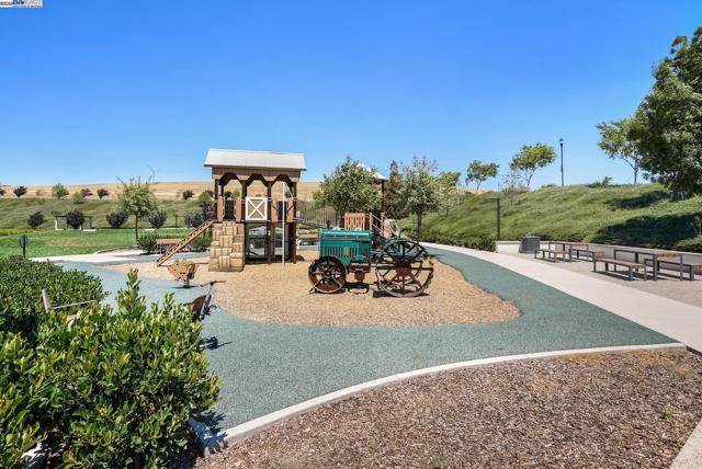 538 Sandalwood Drive, Livermore CA: https://media.crmls.org/mediaz/2391a286-2fd7-4375-929c-46c20a996fcd.jpg