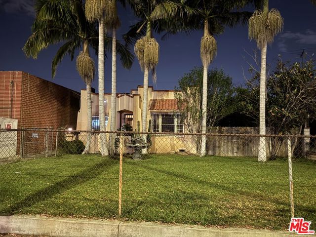 421 W Arbor Vitae Street, Inglewood CA: https://media.crmls.org/mediaz/2392e588-7188-48e6-ab70-714ccdd6c229.jpg
