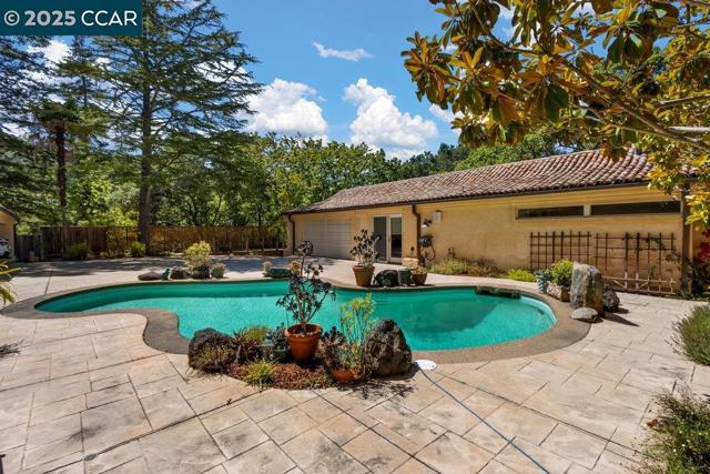 3949 Canyon Rd, Lafayette CA: https://media.crmls.org/mediaz/23932ee2-84f3-4f7e-b9e0-a7a539c68862.jpg