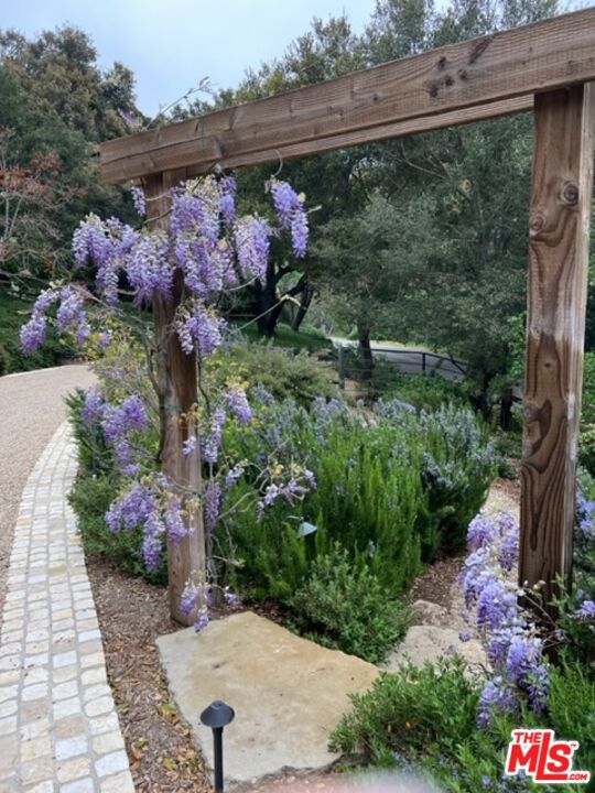 901 Crater Camp Drive, Calabasas CA: https://media.crmls.org/mediaz/23939f62-943f-4189-a398-2ced9c95fb27.jpg