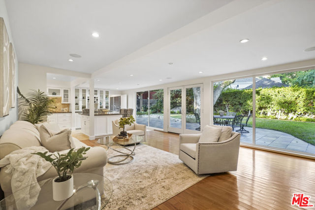 2452 N Altadena Drive, Altadena CA: https://media.crmls.org/mediaz/239407a5-bf1f-4c94-bfc0-767b71c34c8d.jpg