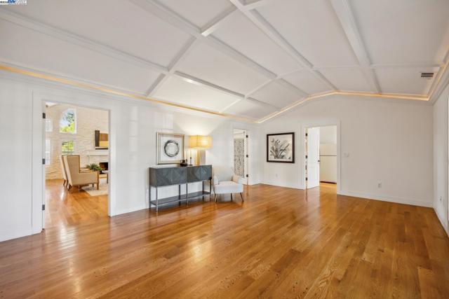 628 Saint Mary St, Pleasanton CA: https://media.crmls.org/mediaz/23947ee3-0143-4ad5-a671-5d80bf6bf4ba.jpg