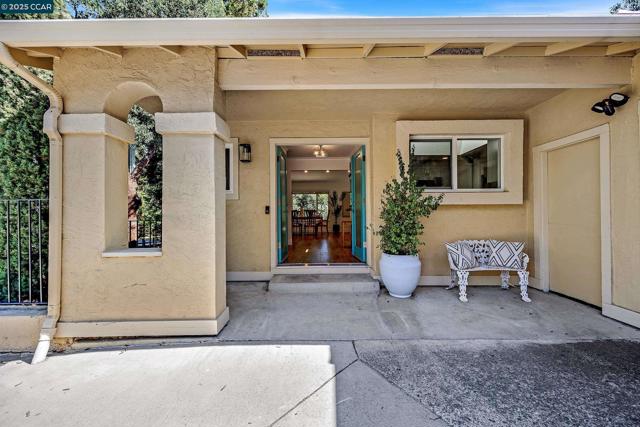 14 Saint Louis Ln, Pleasant Hill CA: https://media.crmls.org/mediaz/2394e1b7-7403-4e63-b433-50a35149c818.jpg