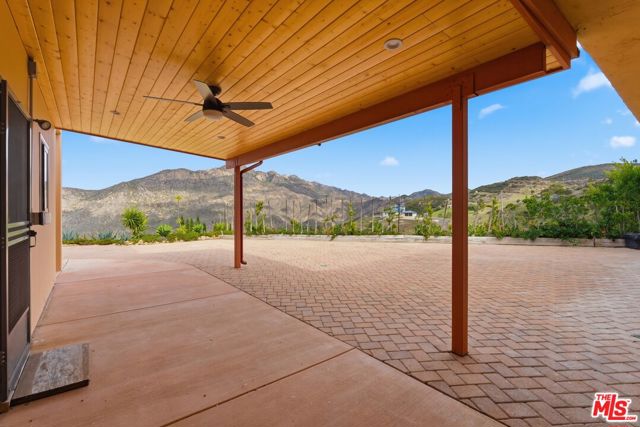 10825 Pacific View Drive, Malibu CA: https://media.crmls.org/mediaz/239637f3-985e-4be0-8d53-1040e8994f6c.jpg