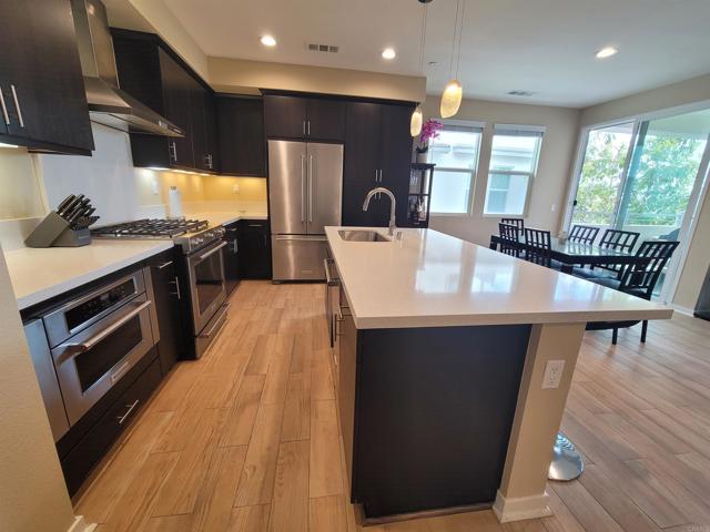 Detail Gallery Image 4 of 61 For 2072 Tango Loop #2,  Chula Vista,  CA 91915 - 4 Beds | 3 Baths