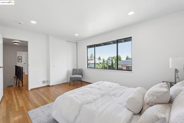 13185 Clairepointe Way, Oakland CA: https://media.crmls.org/mediaz/23971d8a-d5f5-4eae-b891-019a2584d10a.jpg