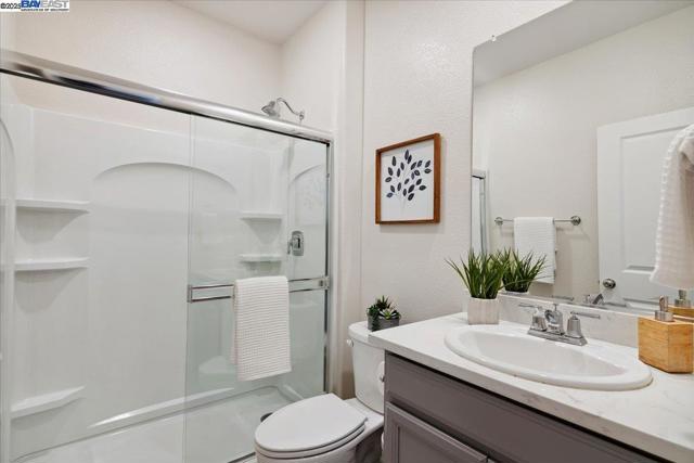 5352 Guenoc Valley Ln, Antioch CA: https://media.crmls.org/mediaz/23977a9b-7bab-497d-ada8-3e10cba8f18e.jpg