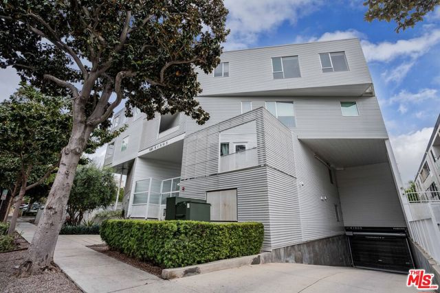 1030 N Kings Road, West Hollywood CA: https://media.crmls.org/mediaz/239a431e-7983-43d6-a605-1dce0c50f5e9.jpg