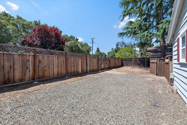 1480 Oakhurst Avenue, Los Altos CA: https://media.crmls.org/mediaz/239b0ac9-fb04-4859-83ad-7005ab094db9.jpg