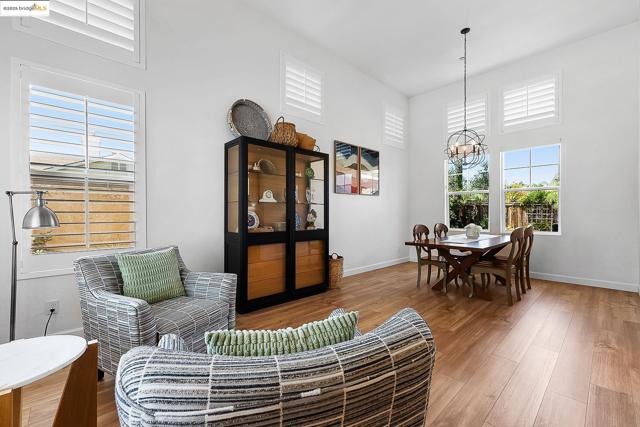 917 Sawyer Way, Brentwood CA: https://media.crmls.org/mediaz/239d59be-5e4a-4442-8f78-43f944e46978.jpg
