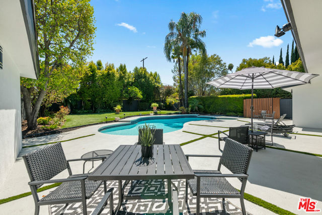 23442 Burbank Boulevard, Woodland Hills CA: https://media.crmls.org/mediaz/239ddeab-5b41-4494-8929-bfeba109a5c4.jpg