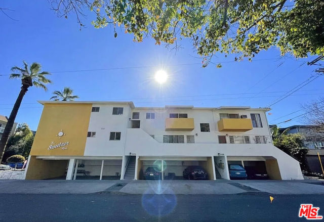 561 N Sweetzer Avenue, West Hollywood CA: https://media.crmls.org/mediaz/239ecccc-2845-42e9-8862-9f143f29f5b1.jpg