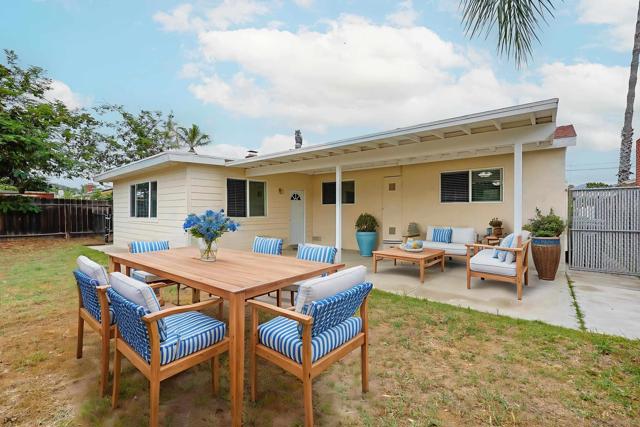 819 Daisy St, Escondido CA: https://media.crmls.org/mediaz/239ed559-946d-4dd1-b93c-1342dda1461a.jpg
