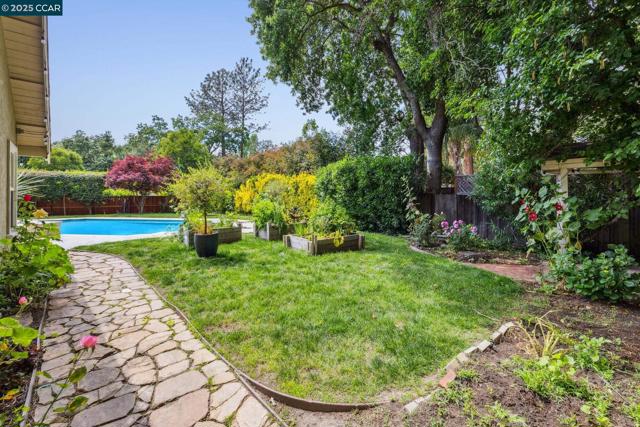 1450 Finley Ln, Alamo CA: https://media.crmls.org/mediaz/239f53d4-6265-4a31-a4fa-a7be711e2626.jpg