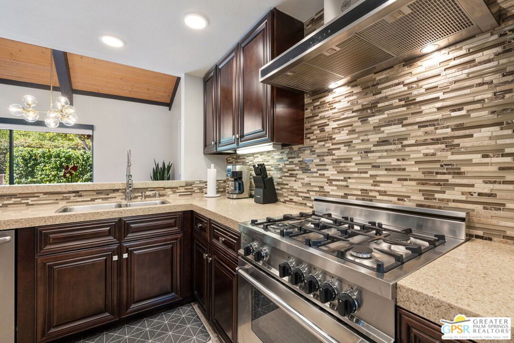 https://media.crmls.org/mediaz/239fe6c4-3dd4-47be-a59a-d1c053a86108.jpg?preset=X-Large
