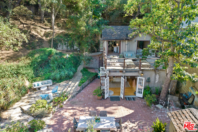 8868 Lookout Mountain Ave, Los Angeles, CA 90046